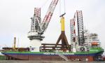 Von Bremerhaven aus bringt das Kranhubschiff "Innovation" die Tripod-Fundamente für den Nordsee-Windpark "Global Tech 1" ins Baufeld. 